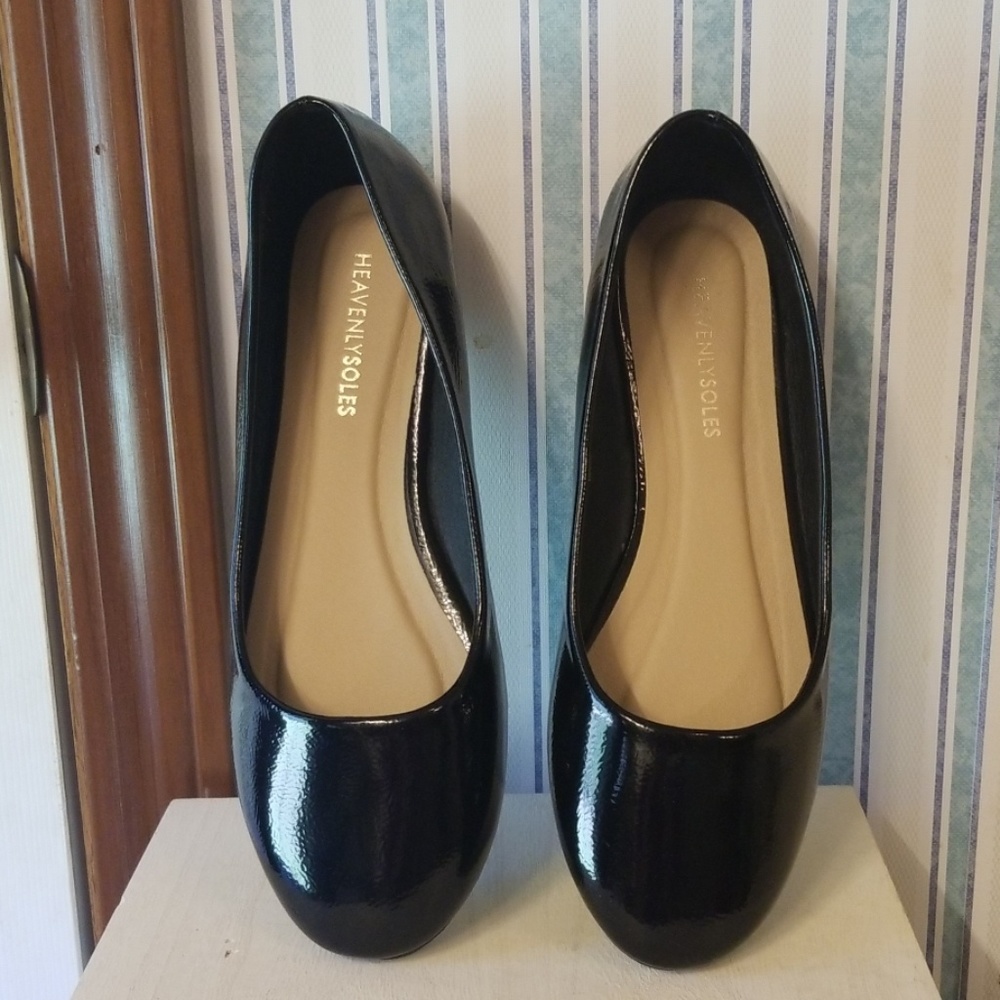 Heavenly Soles patent black flats. Sz 8 NWOT